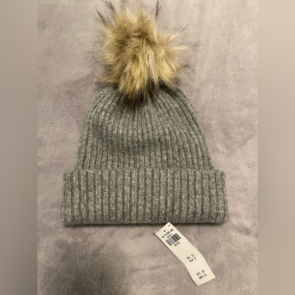 Abercrombie Pom Beanie - Picture 1 of 4